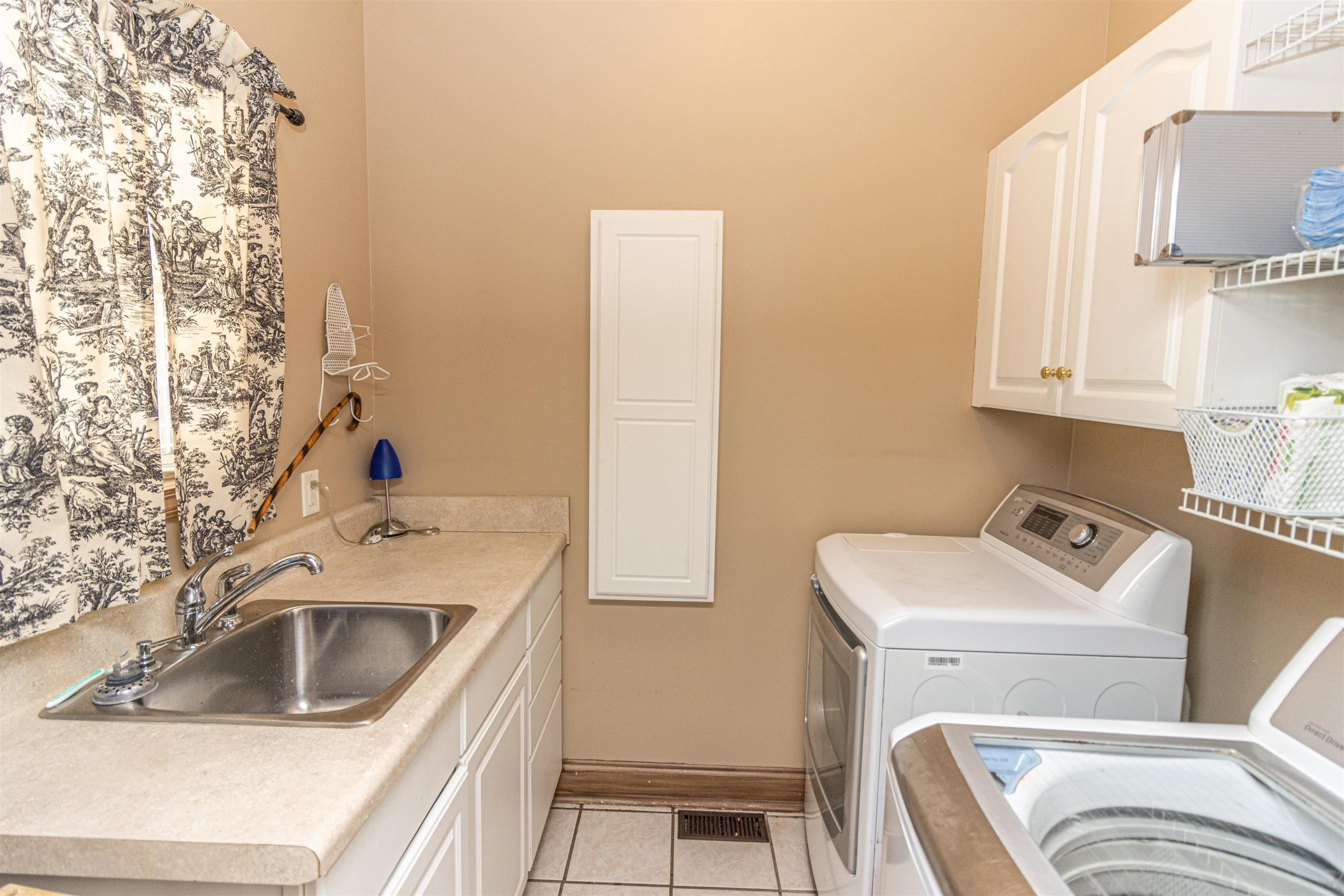 3501 Blue Bird Lane Corinth, MS 38834 - Photo 15 of 25 a bathroom with a sink toilet and tub