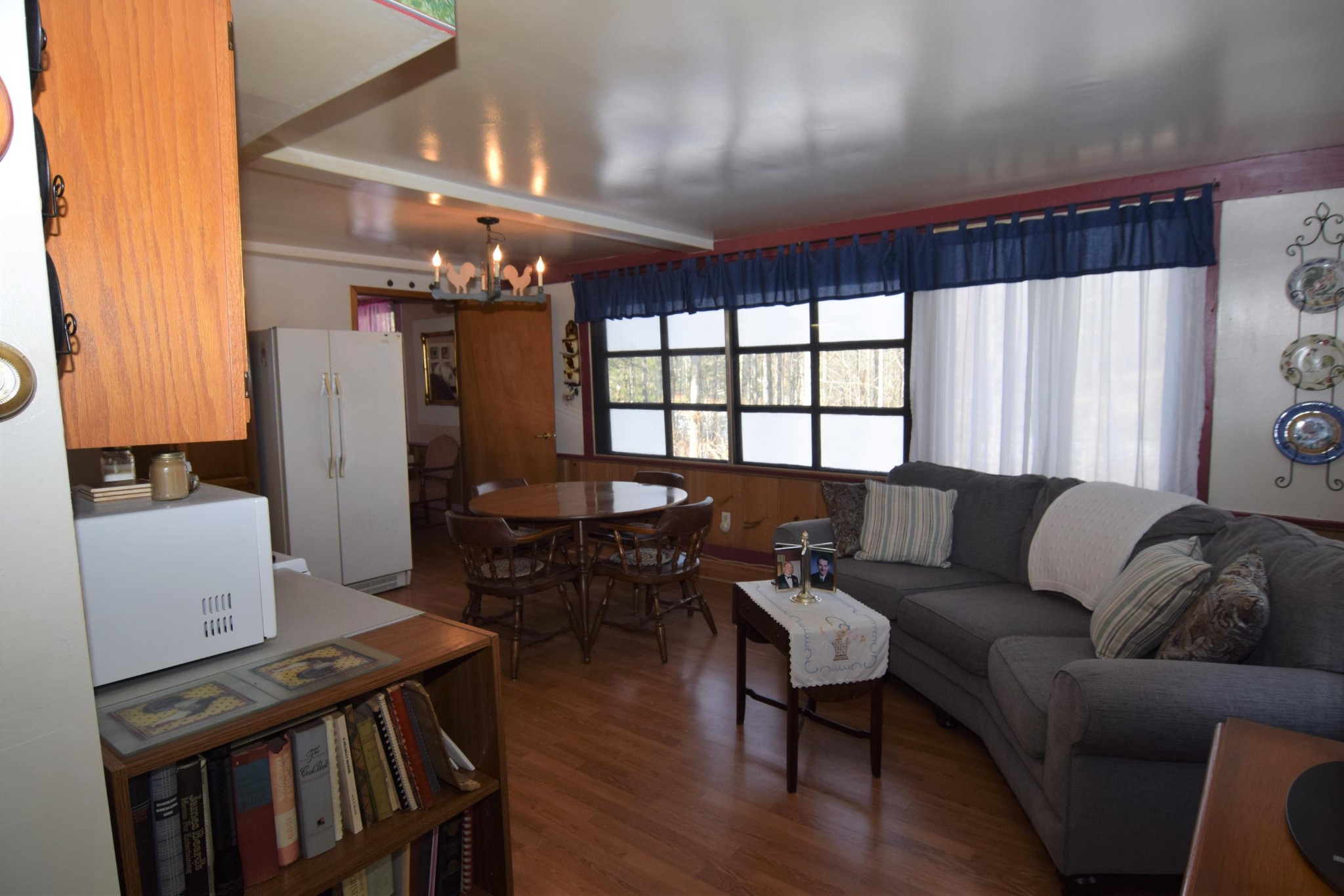 2338 Bear Creek Road Oneida, TN 37841 - Photo 27 of 40 a living room with furniture and a large window