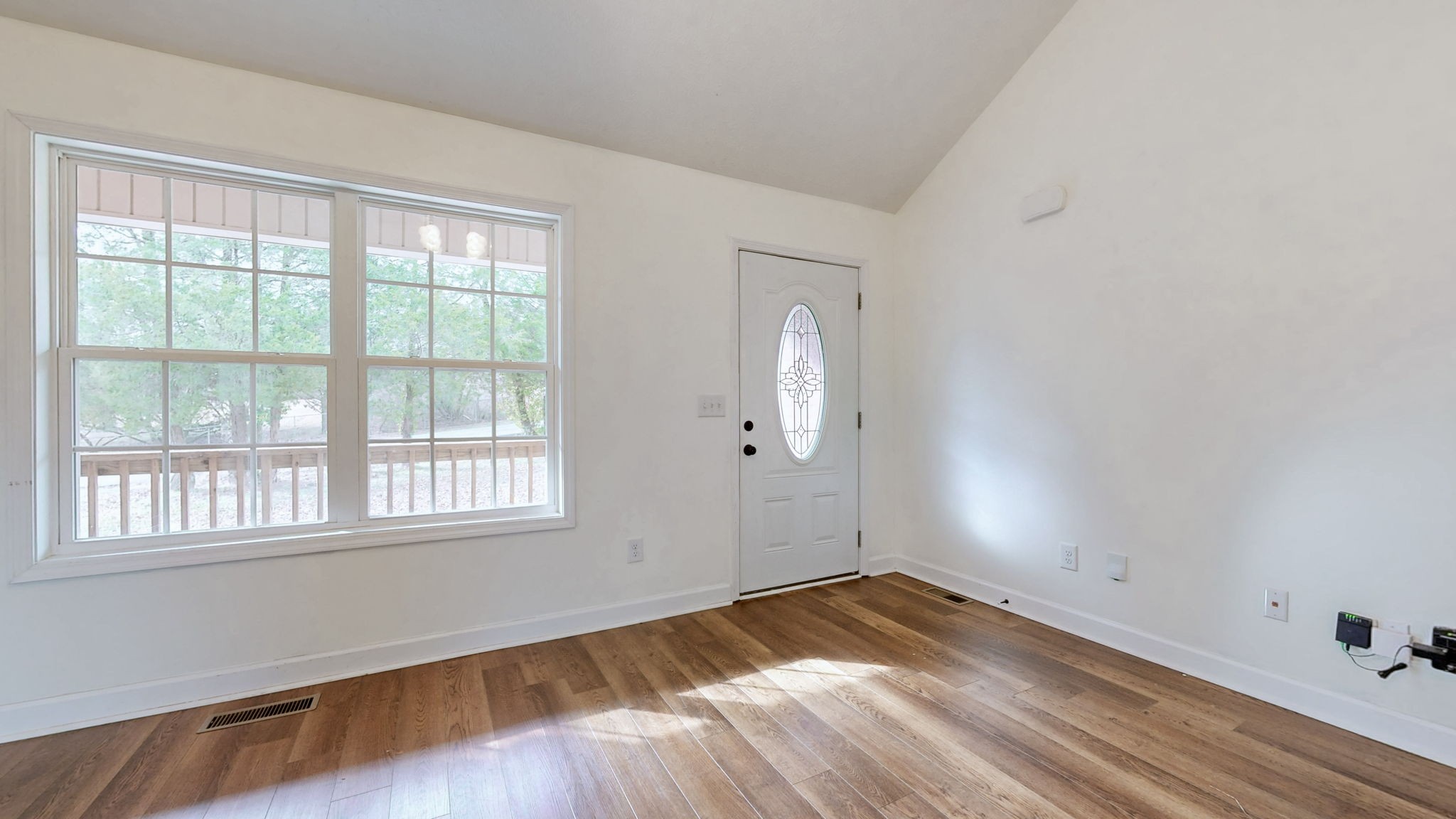 574 Keytown Road Portland, TN 37148 - Photo 10 of 45 an empty room with wooden floor and windows