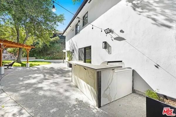 a view of a house with backyard and a area