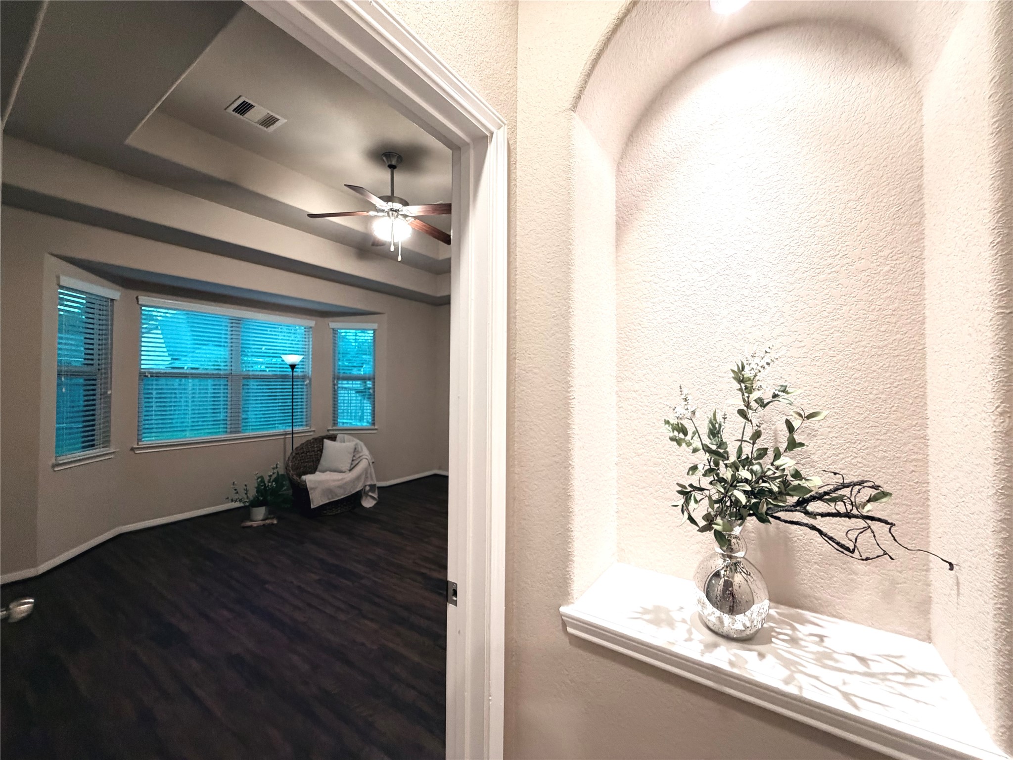5502 Claymore Meadow Lane Spring, TX 77389 - Photo 14 of 45 Niche at entry to primary bedroom