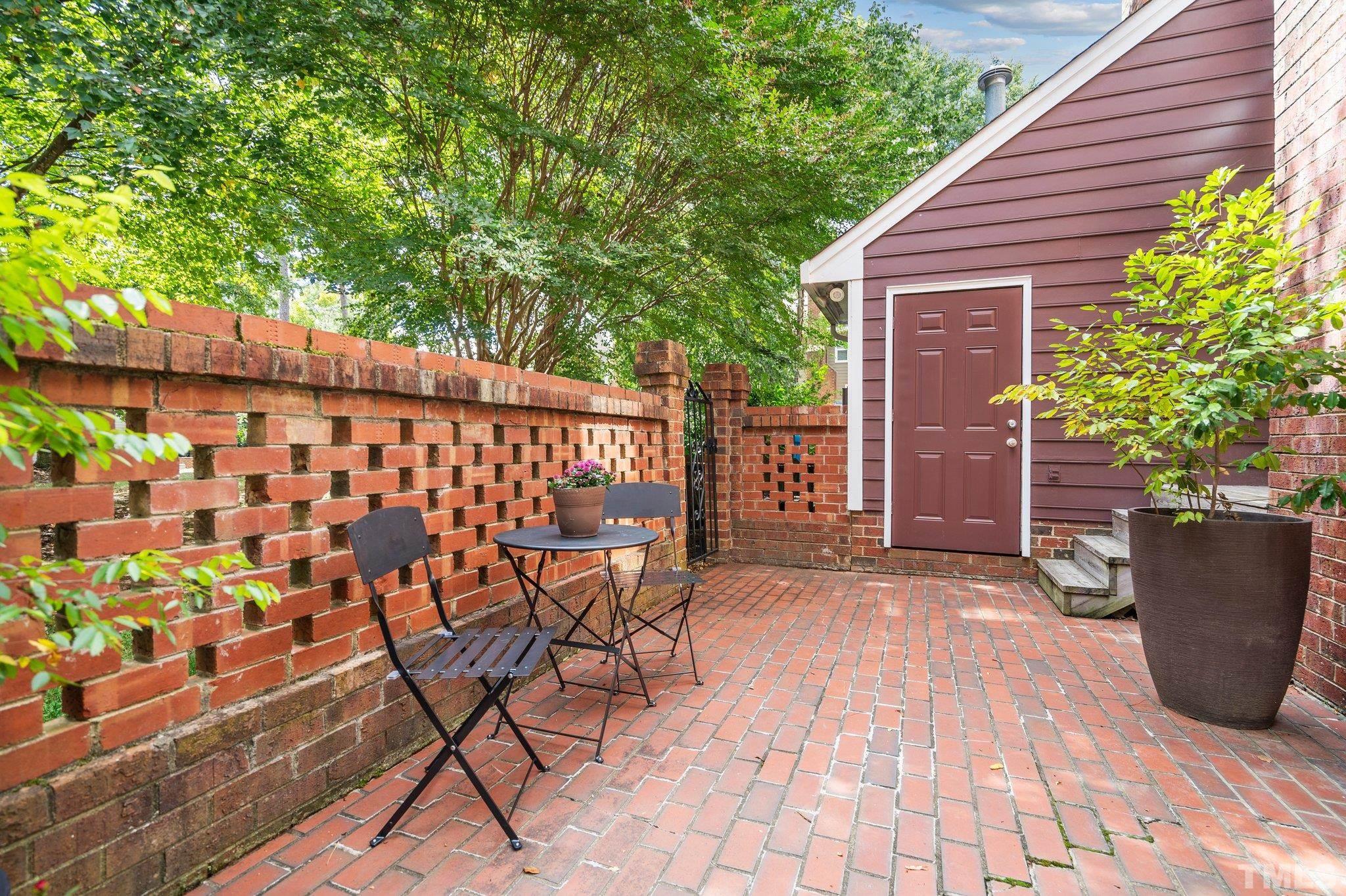 612 Crabbery Lane Raleigh, NC 27609 - Photo 4 of 38 Gallery Image 4