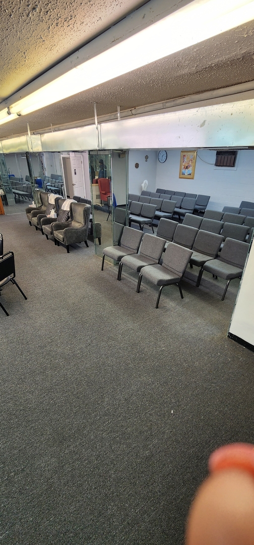 9312 South Halsted Street Chicago, IL 60620 - Photo 11 of 32 a gym room with lots of furniture