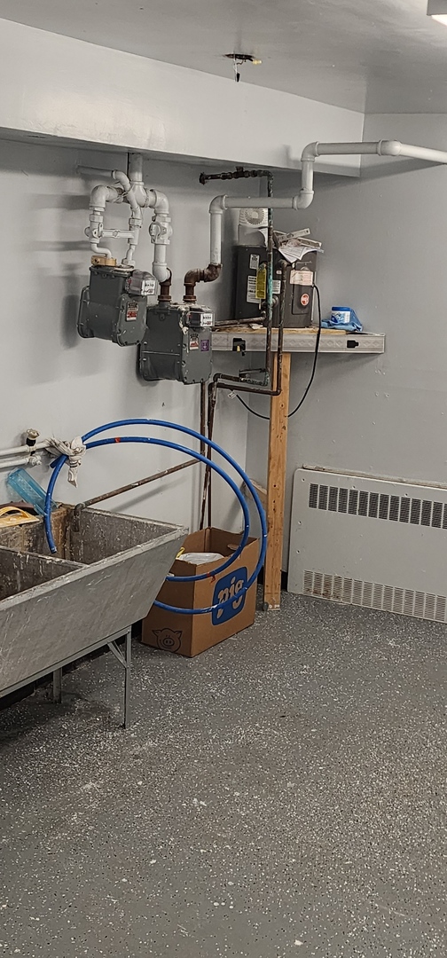 9312 South Halsted Street Chicago, IL 60620 - Photo 20 of 32 a room with gym equipment and a table