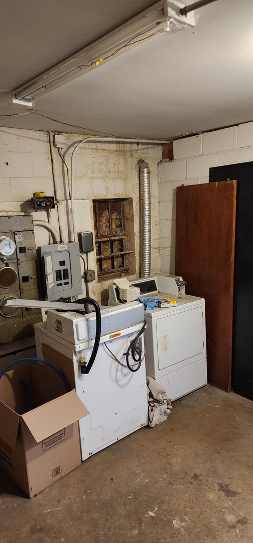 9312 South Halsted Street Chicago, IL 60620 - Photo 23 of 32 a utility room with dryer and washer