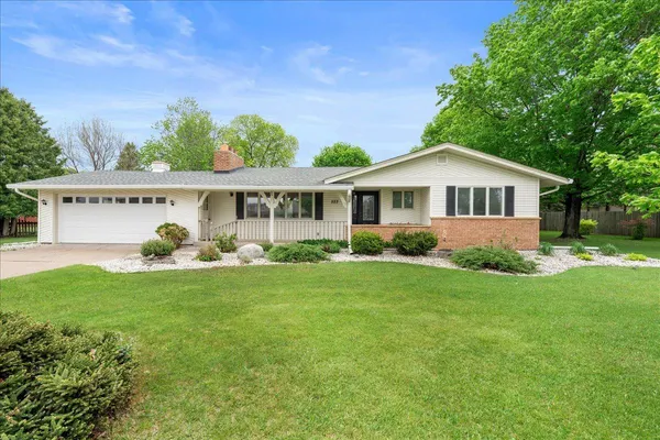 $330,000 | 822 Dellwood Street South, Cambridge, MN 55008
