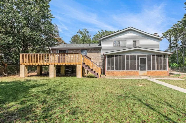 a view of a house with a yard