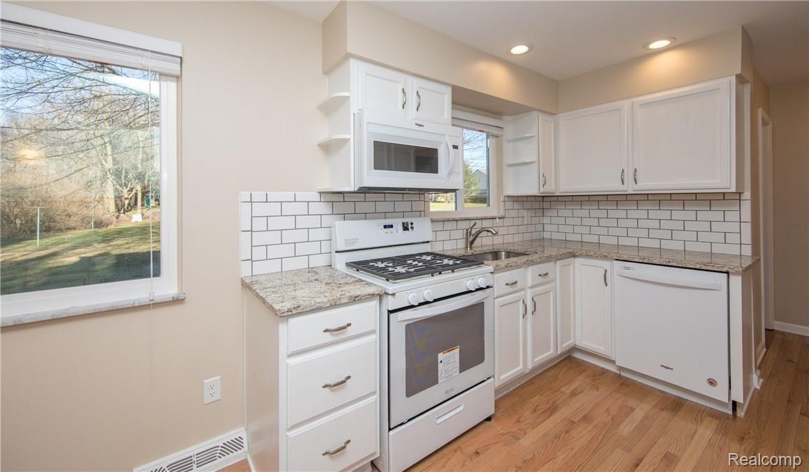 8980 Sashabaw Road Clarkston, MI 48348 - Photo 10 of 32 NEW Appliances with Lovely Tile Backsplash and Granite countertops