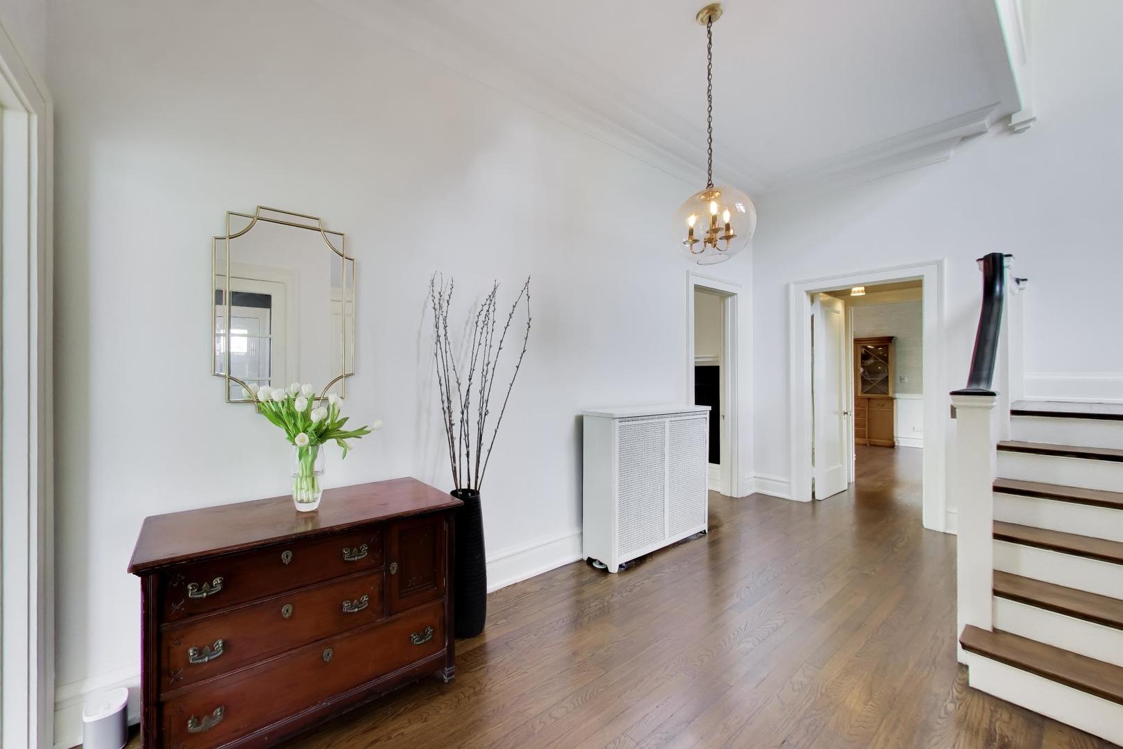 1046 Ridge Court Evanston, IL 60202 - Photo 4 of 58