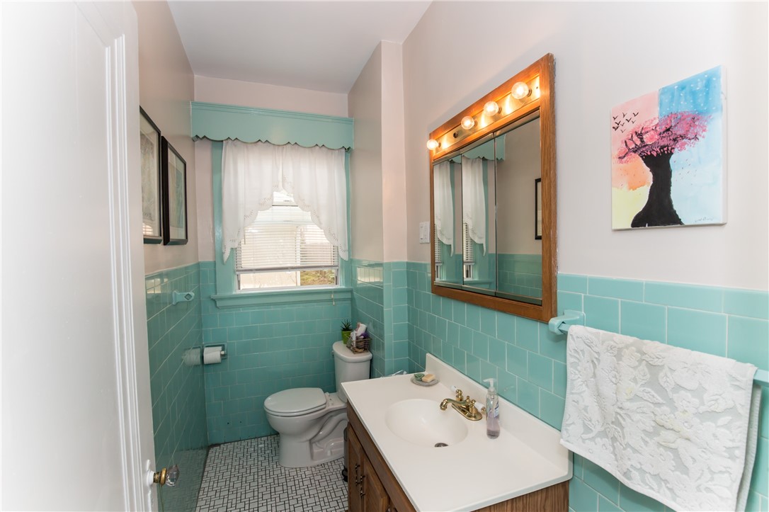 95 Metropolitan Road Providence, RI 02908 - Photo 7 of 49 Gallery Image 7