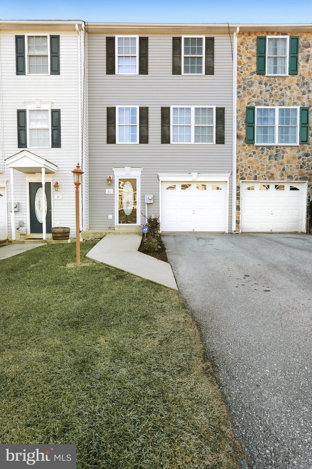21 Fuzzy Tail Drive Ranson, WV 25438 - Photo 1 of 32 Front
