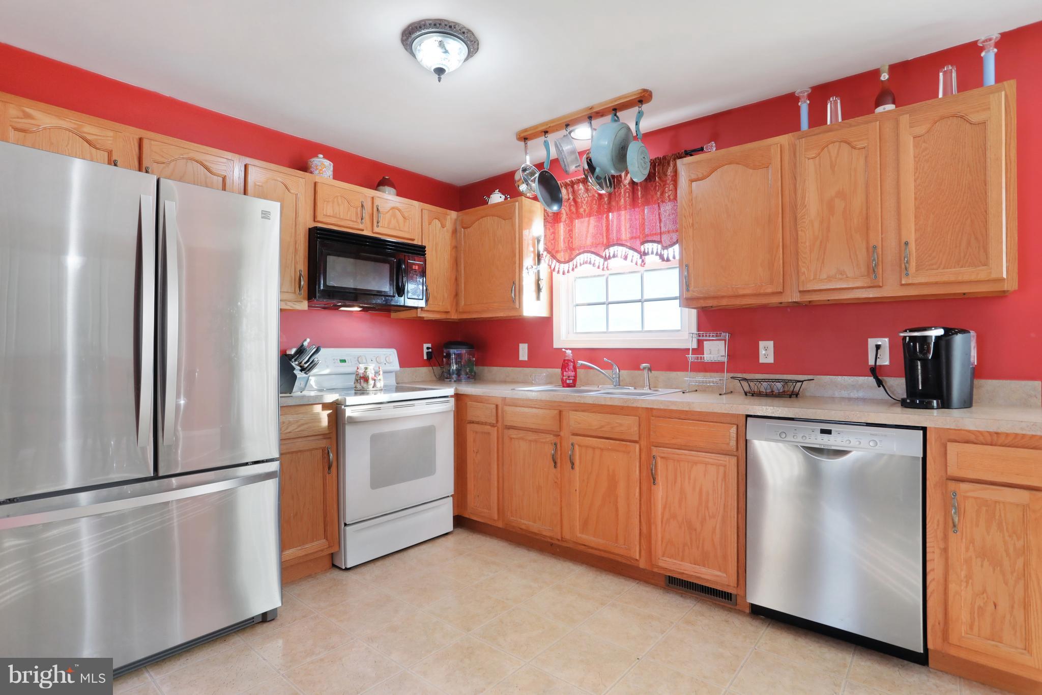 21 Fuzzy Tail Drive Ranson, WV 25438 - Photo 2 of 32 Kitchen