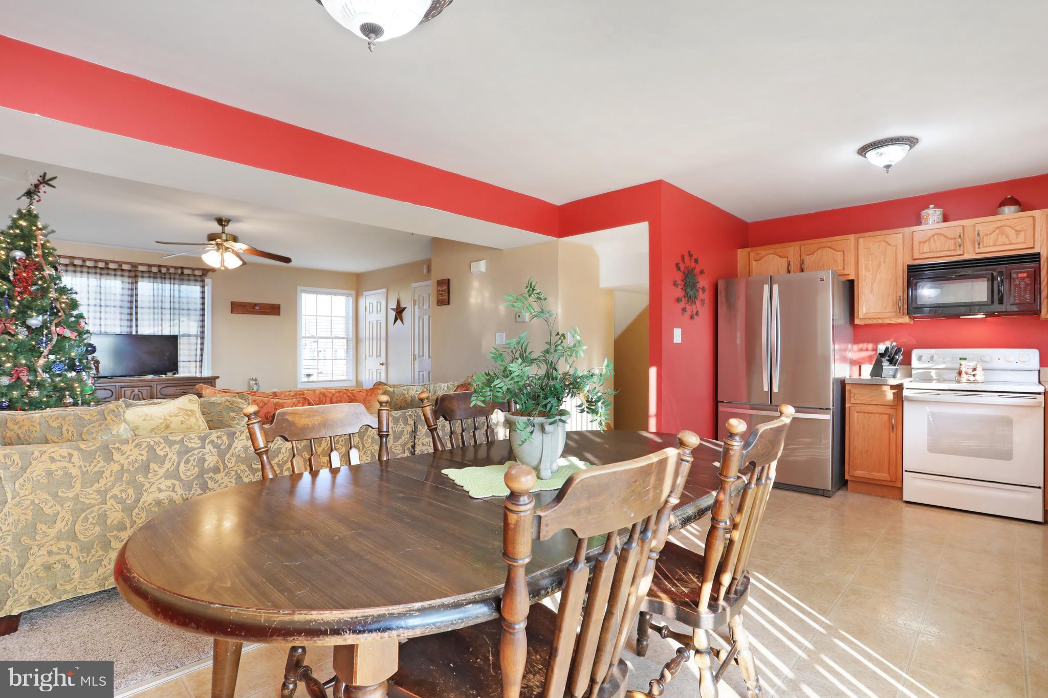 21 Fuzzy Tail Drive Ranson, WV 25438 - Photo 6 of 32 Eat in Kitchen