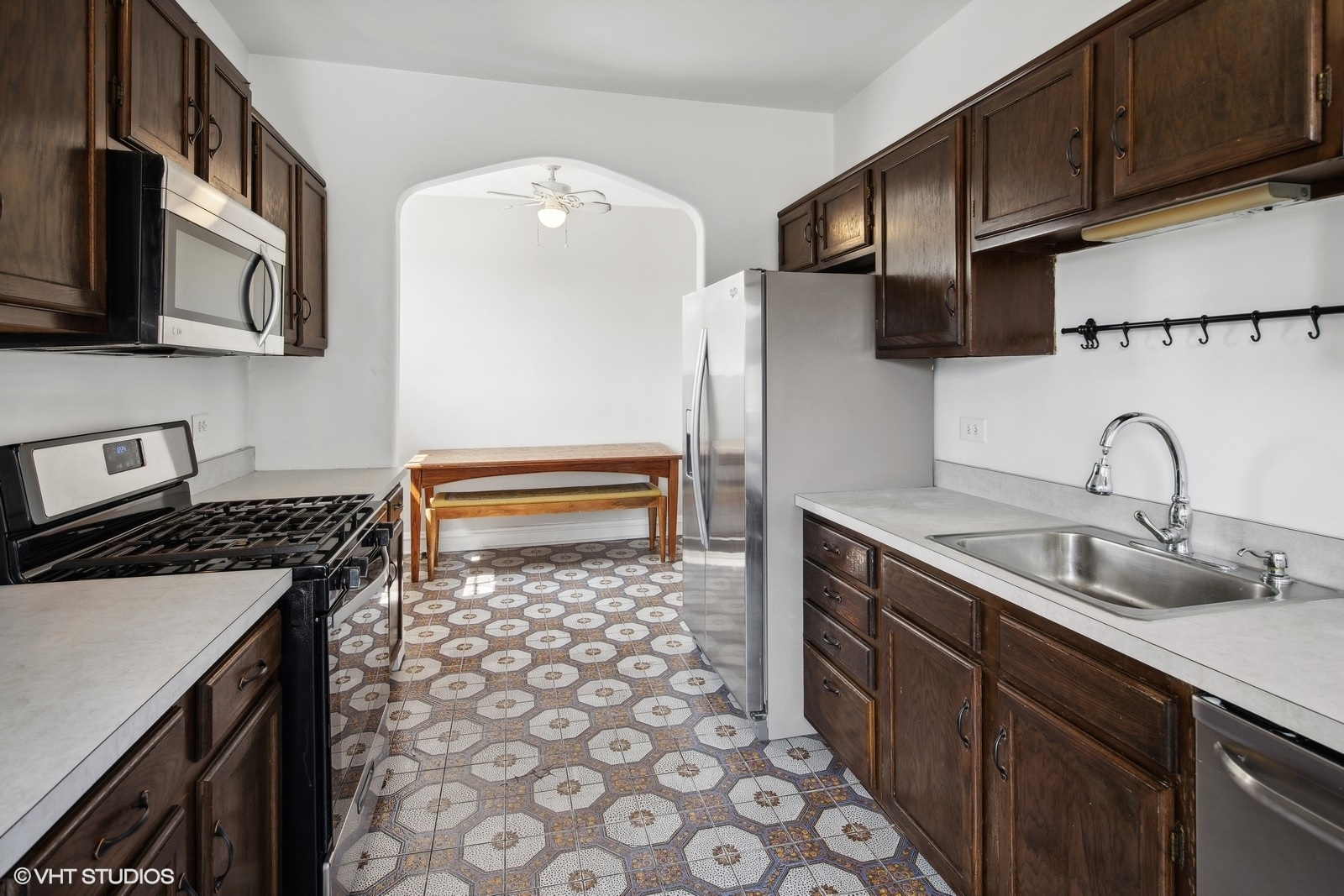 7344 North Ridge Boulevard, Unit 9C Chicago, IL 60645 - Photo 7 of 16 Gallery Image 7