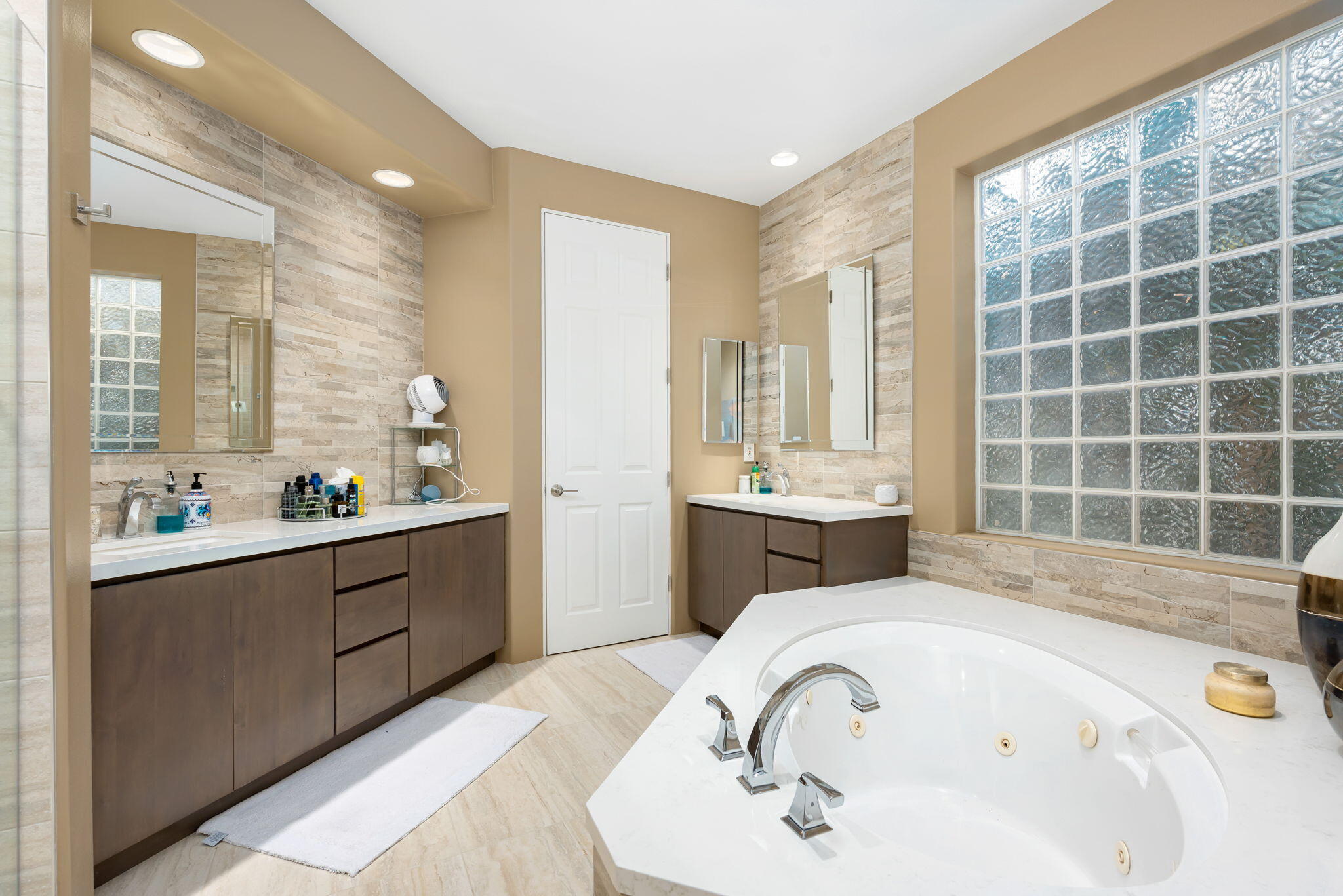 79440 Azahar La Quinta, CA 92253 - Photo 23 of 37 a bathroom with a bathtub sink and mirror