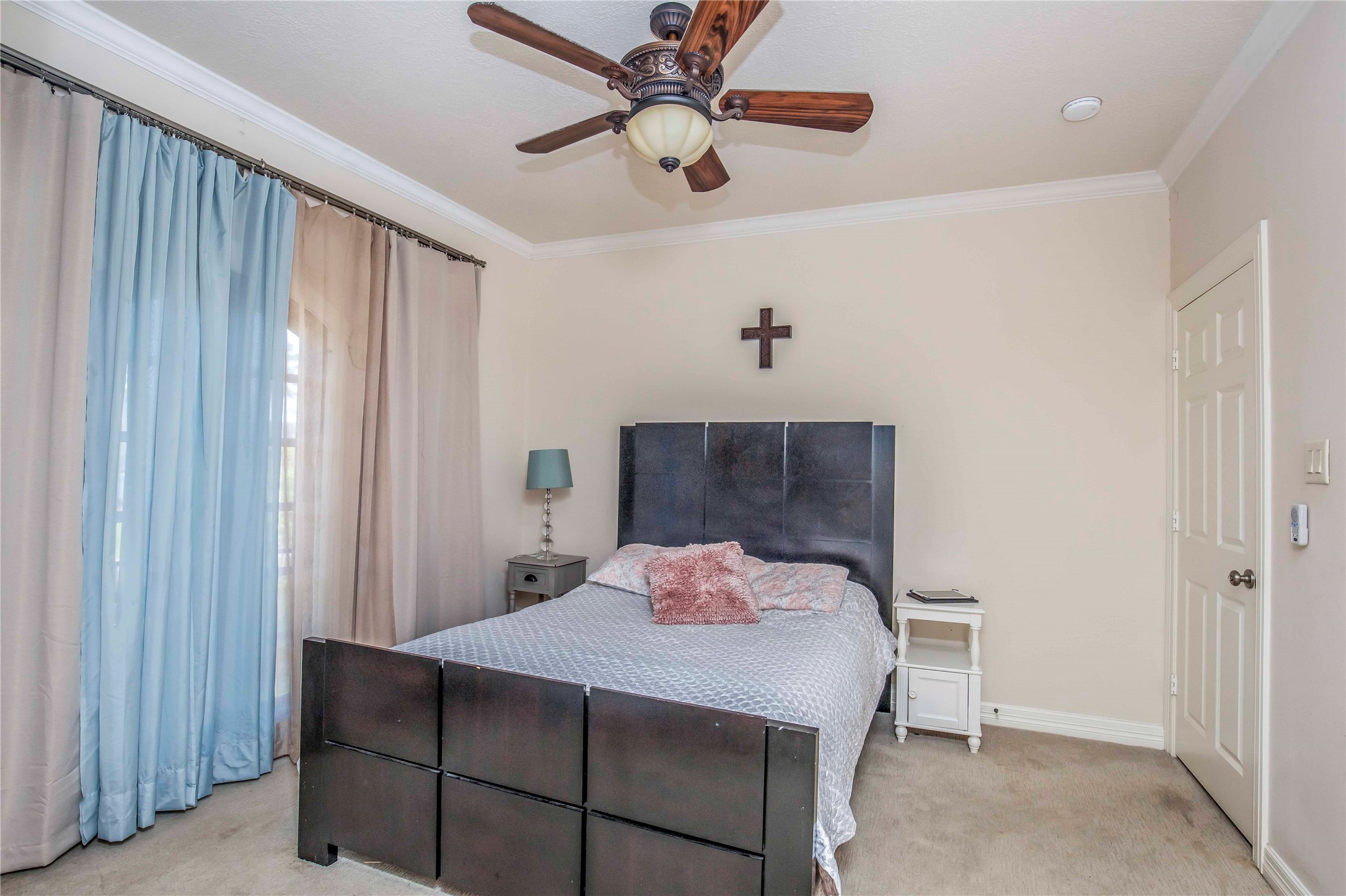 25219 Hideaway Run Drive Spring, TX 77389 - Photo 40 of 45 a bedroom with a bed and a chandelier