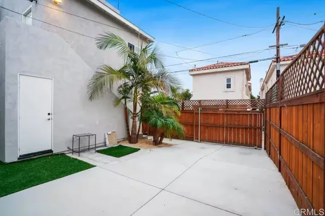 a view of a backyard