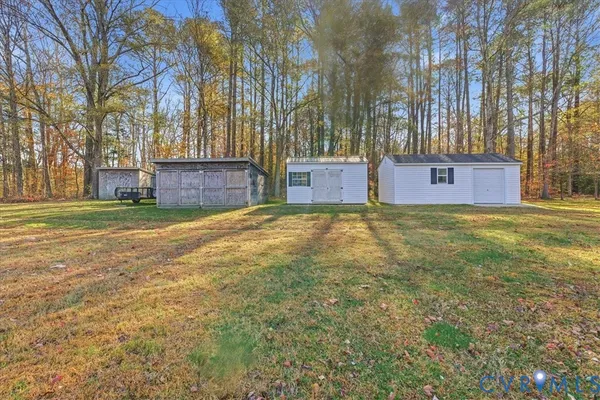 a view of a yard with a house