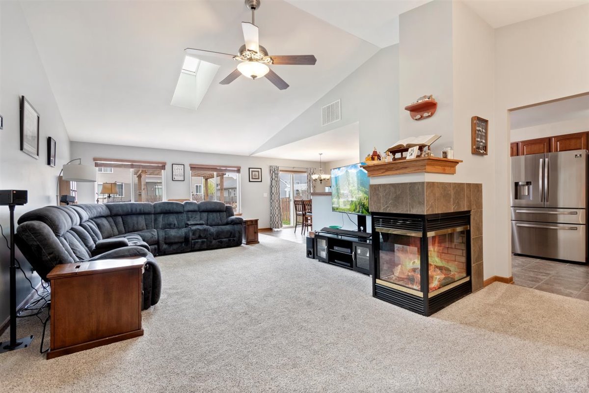 1183 Port Royal Road Pingree Grove, IL 60140 - Photo 3 of 22