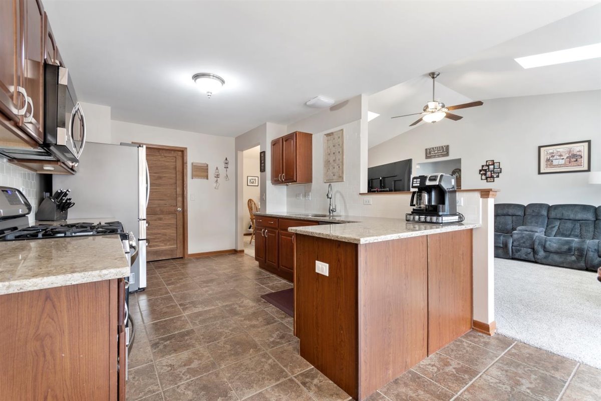 1183 Port Royal Road Pingree Grove, IL 60140 - Photo 7 of 22