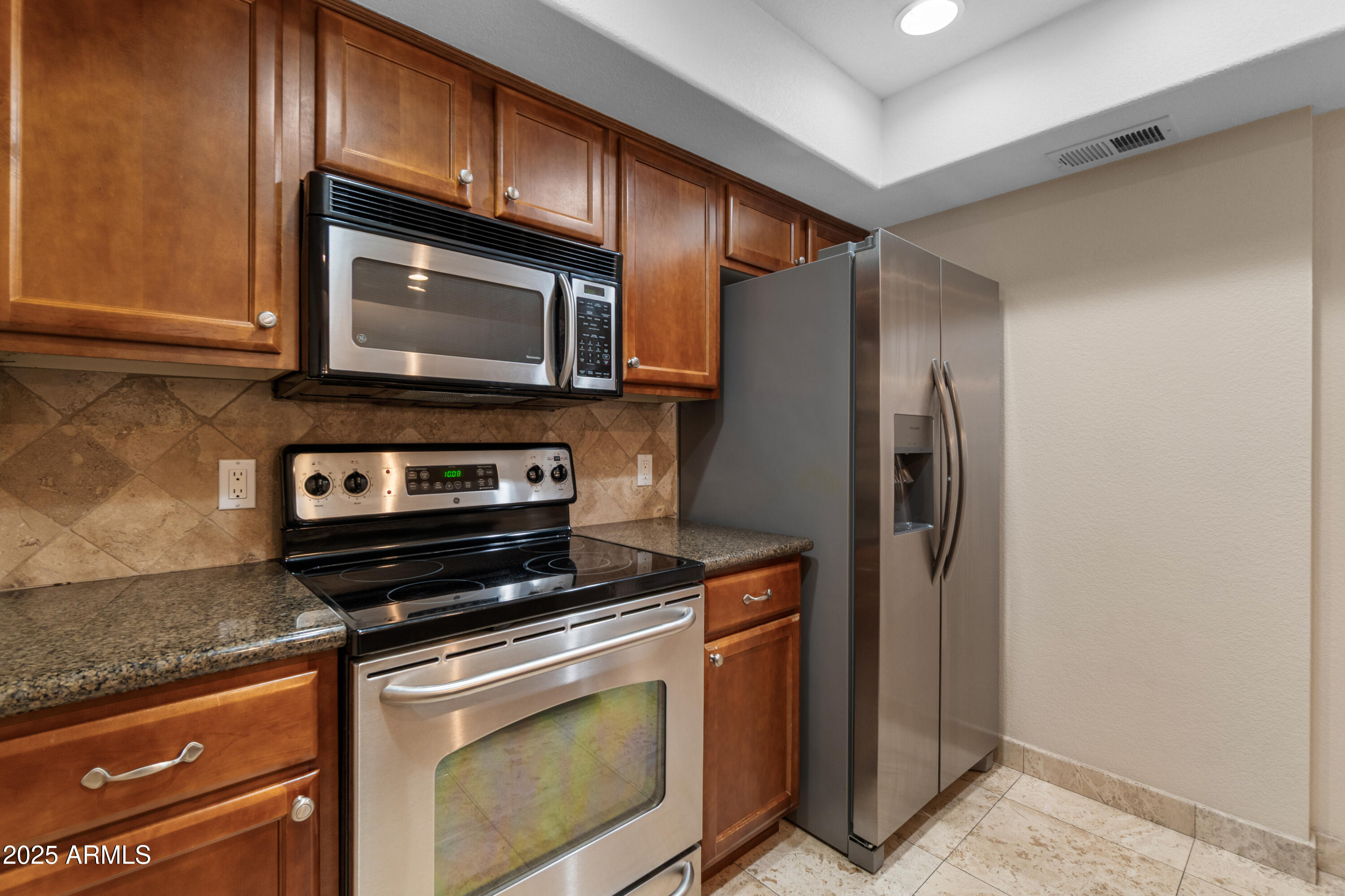 3235 East Camelback Road, Unit 124 Phoenix, AZ 85018 - Photo 3 of 22 11-Kitchen