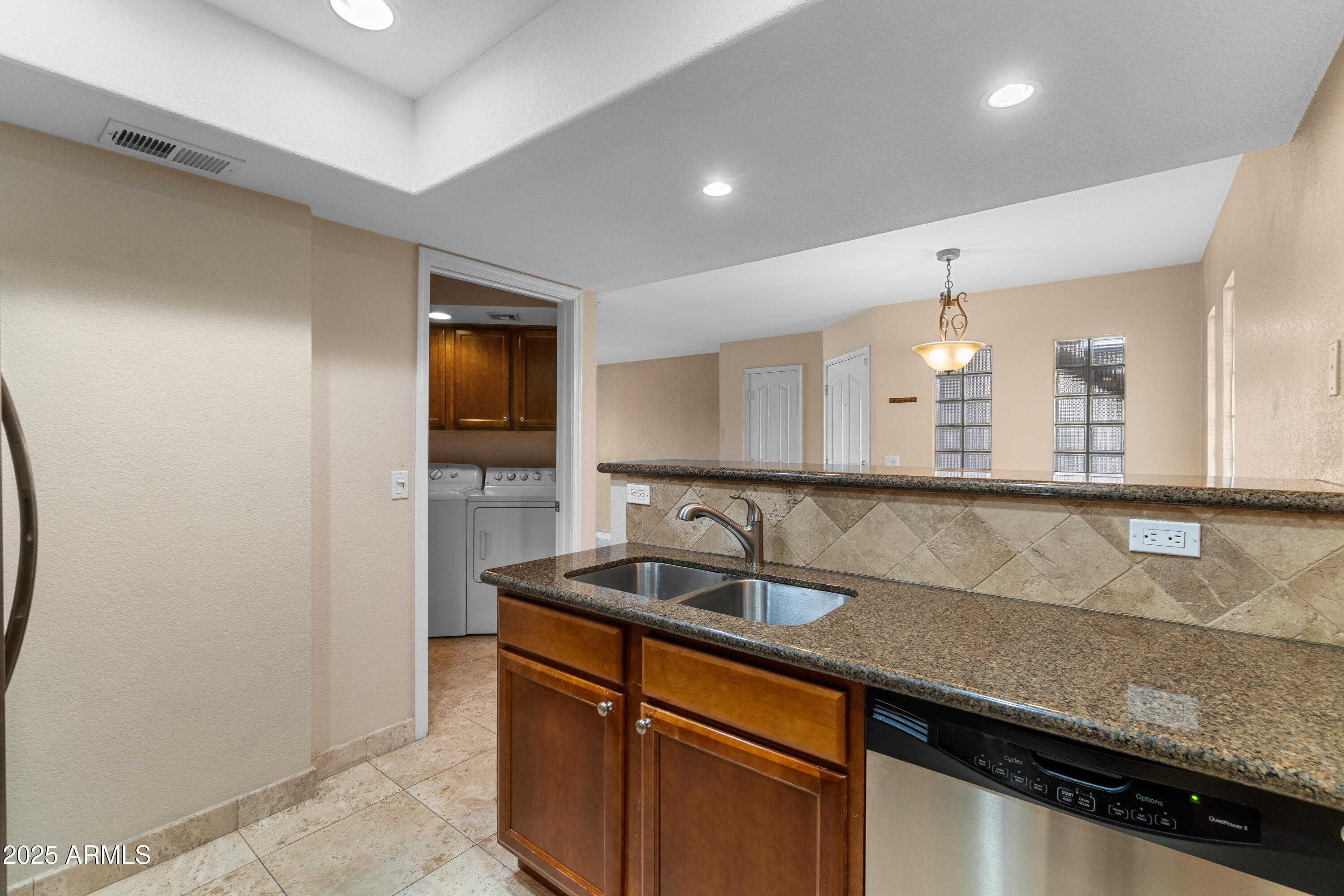 3235 East Camelback Road, Unit 124 Phoenix, AZ 85018 - Photo 4 of 22 10-Kitchen