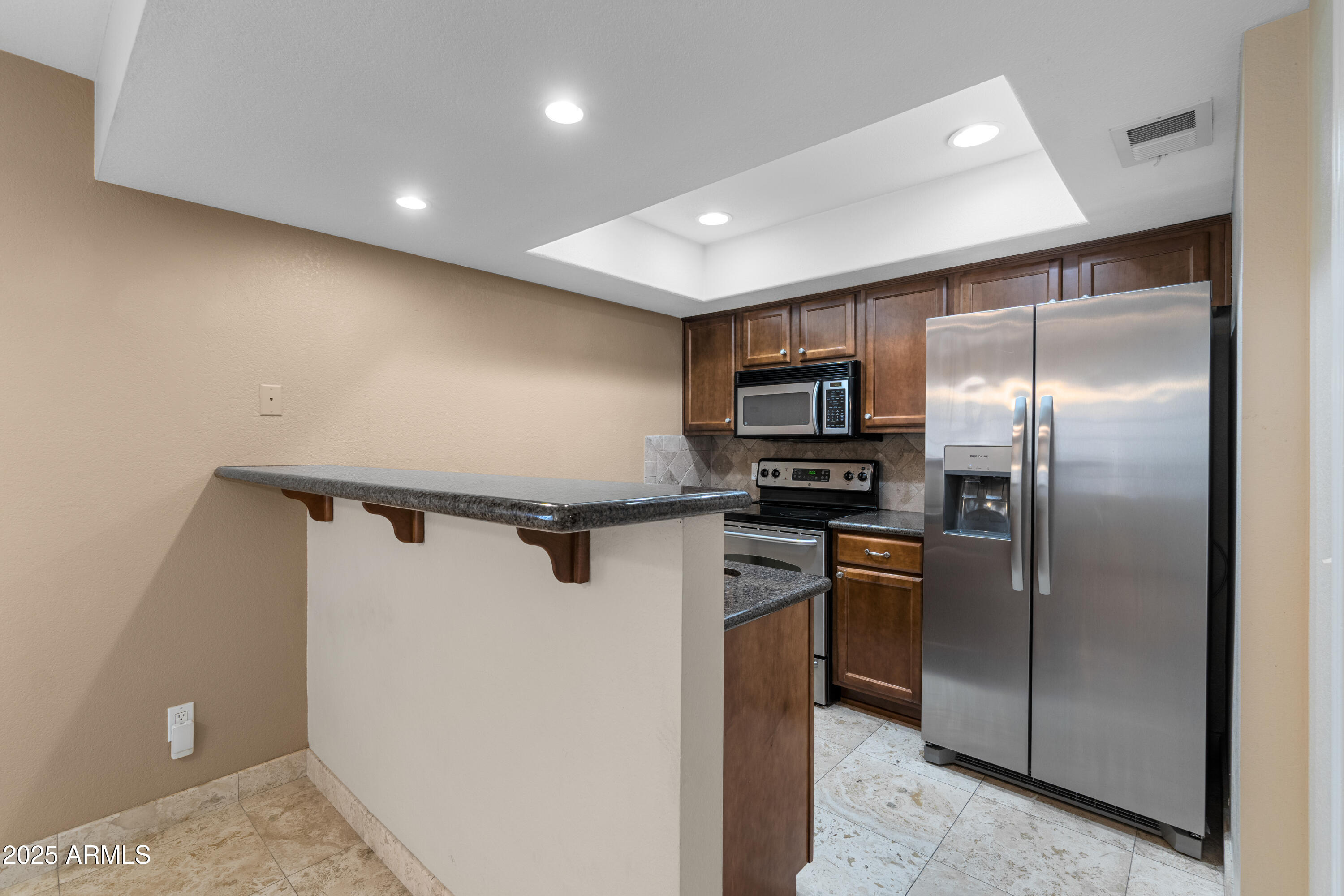 3235 East Camelback Road, Unit 124 Phoenix, AZ 85018 - Photo 5 of 22 09-Kitchen