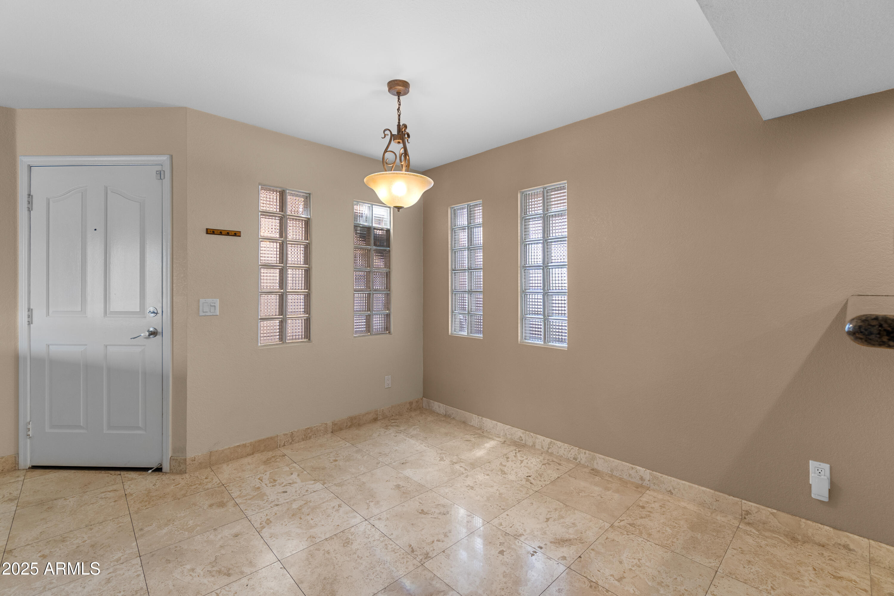 3235 East Camelback Road, Unit 124 Phoenix, AZ 85018 - Photo 9 of 22 05-Dining