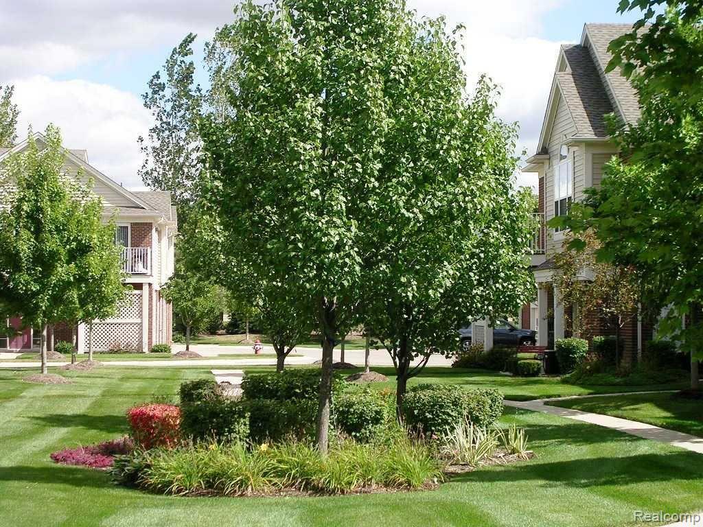 1715 Deepwood Circle Rochester, MI 48307 - Photo 13 of 16 Courtyard