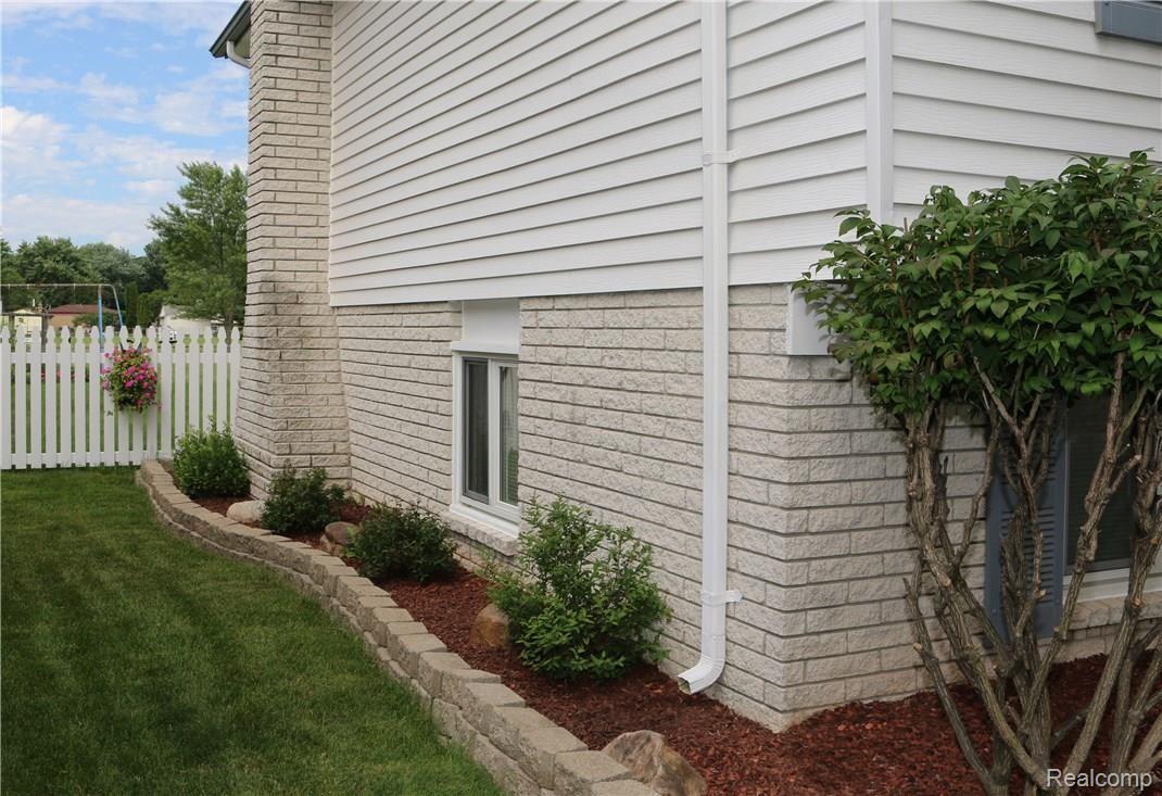 004 FRONT YARD.jpg