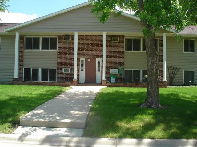$775 | 725 South 9th Street, Unit 3, Bird Island, MN 55310