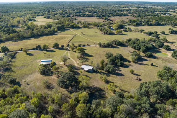 a view of a yard in a back yard