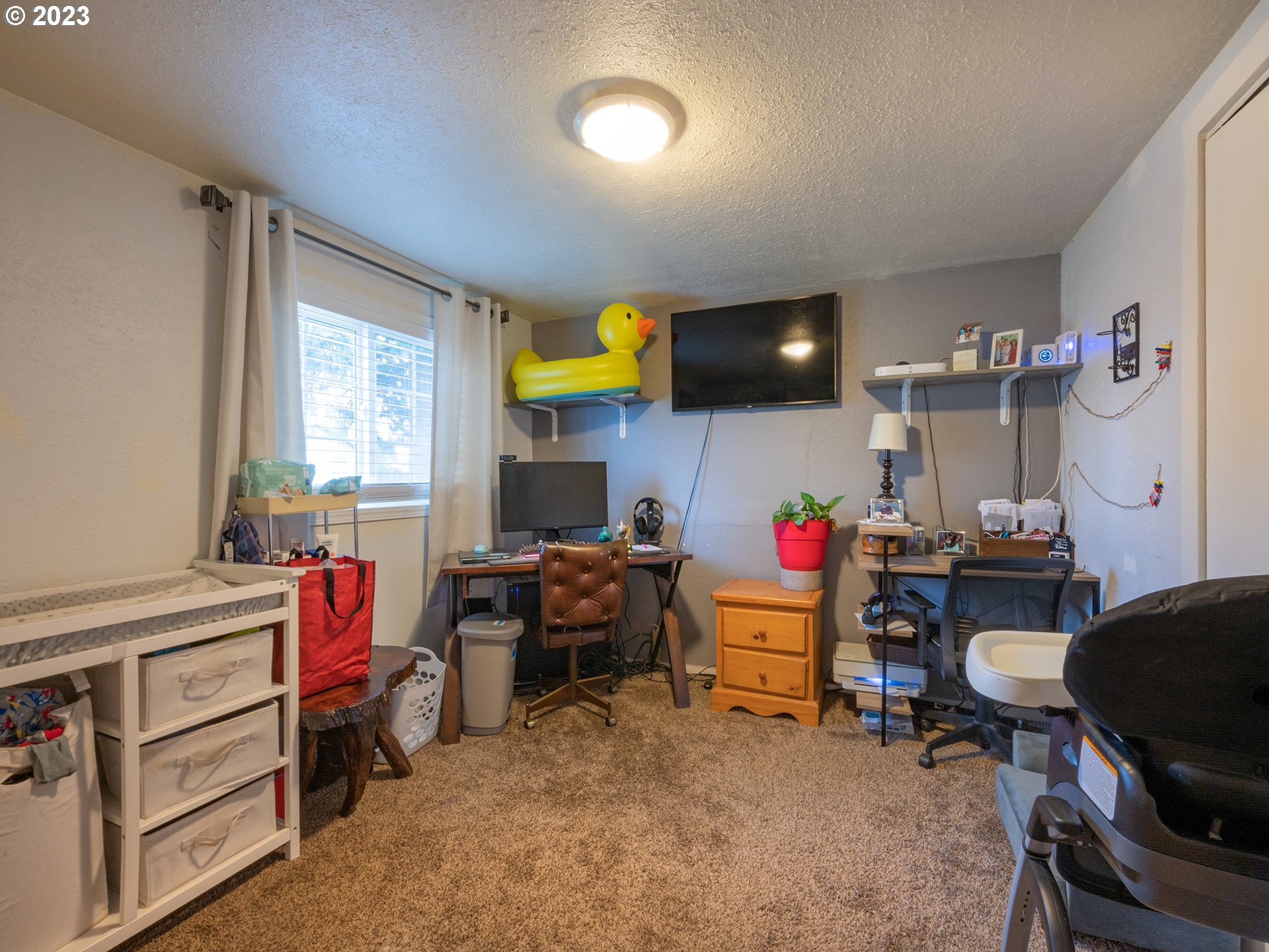 820 West Fairview Drive Springfield, OR 97477 - Photo 11 of 32 a living room with furniture and a flat screen tv