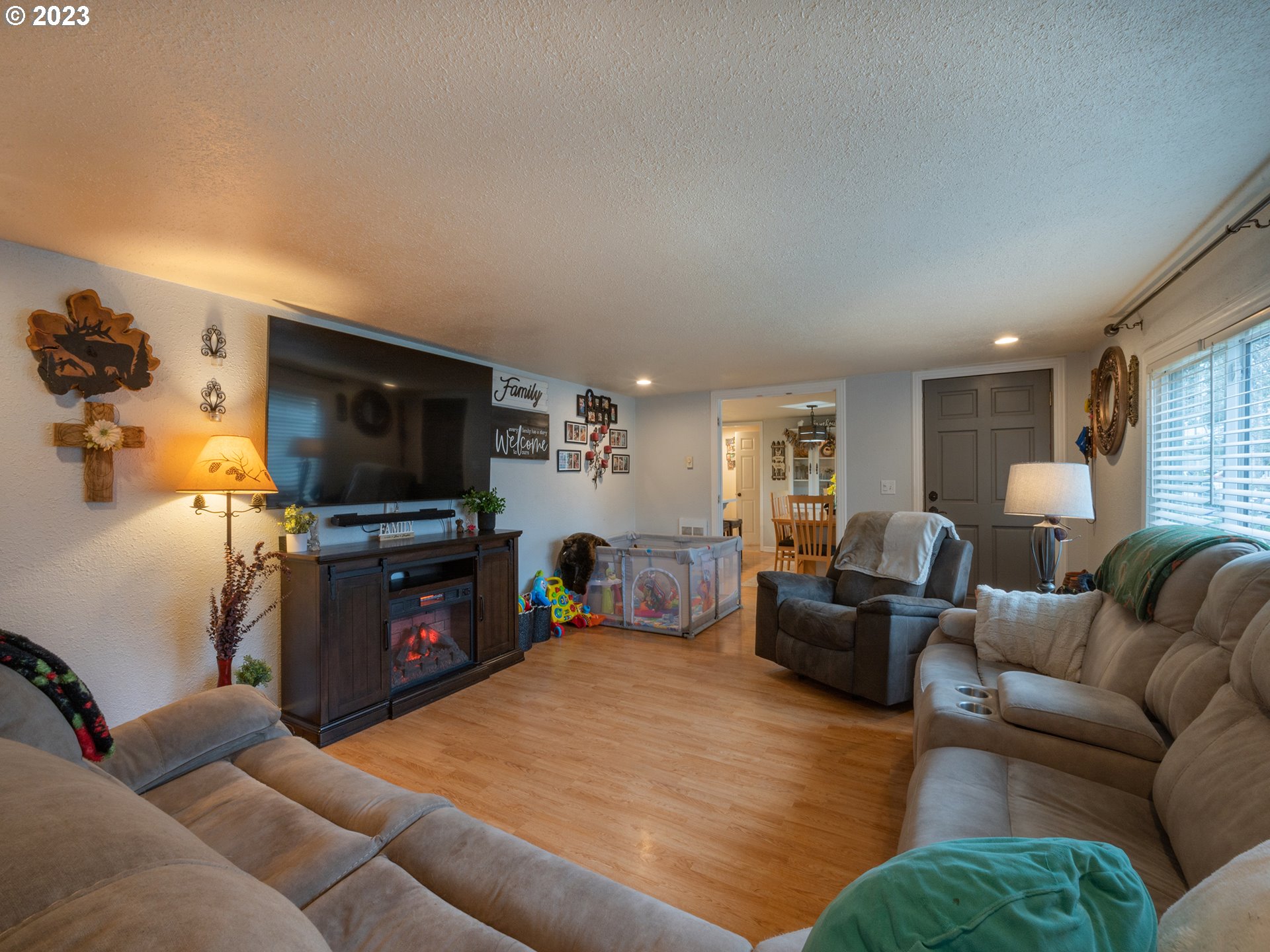 820 West Fairview Drive Springfield, OR 97477 - Photo 5 of 32 a living room with furniture and a flat screen tv