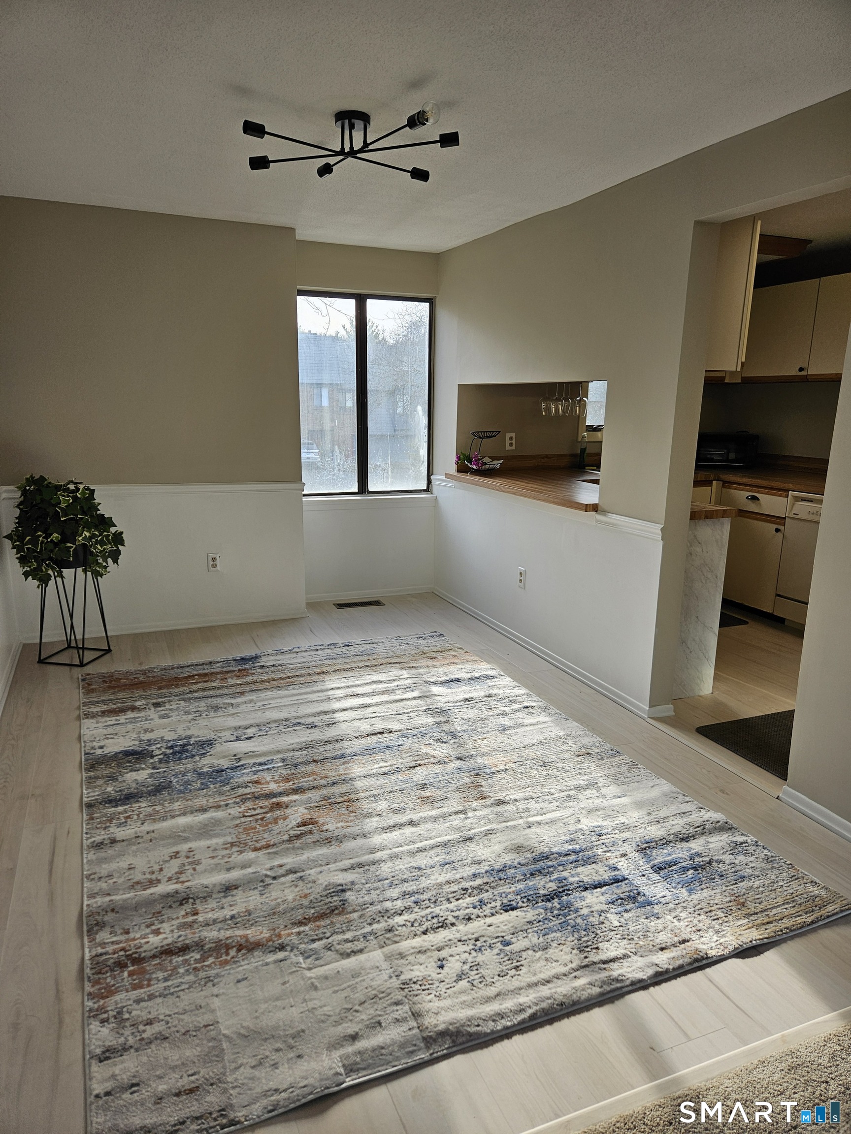 91 Trolley Crossing Lane, Unit 91 Middletown, CT 06457 - Photo 5 of 29 a view of a livingroom with a flat screen tv
