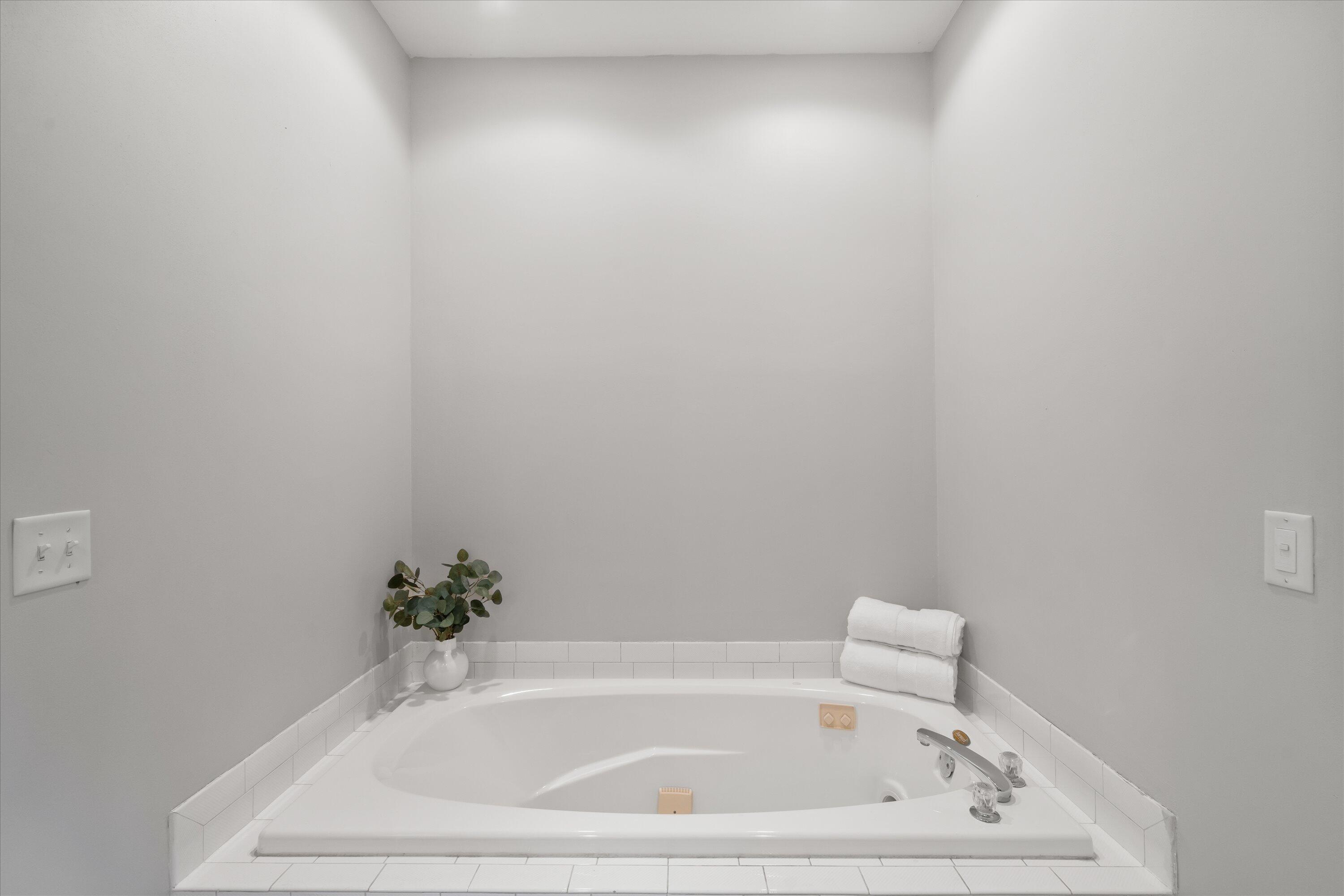 7306 Forty Acre Road Caledonia, WI 53126 - Photo 30 of 45 Primary Suite Tub