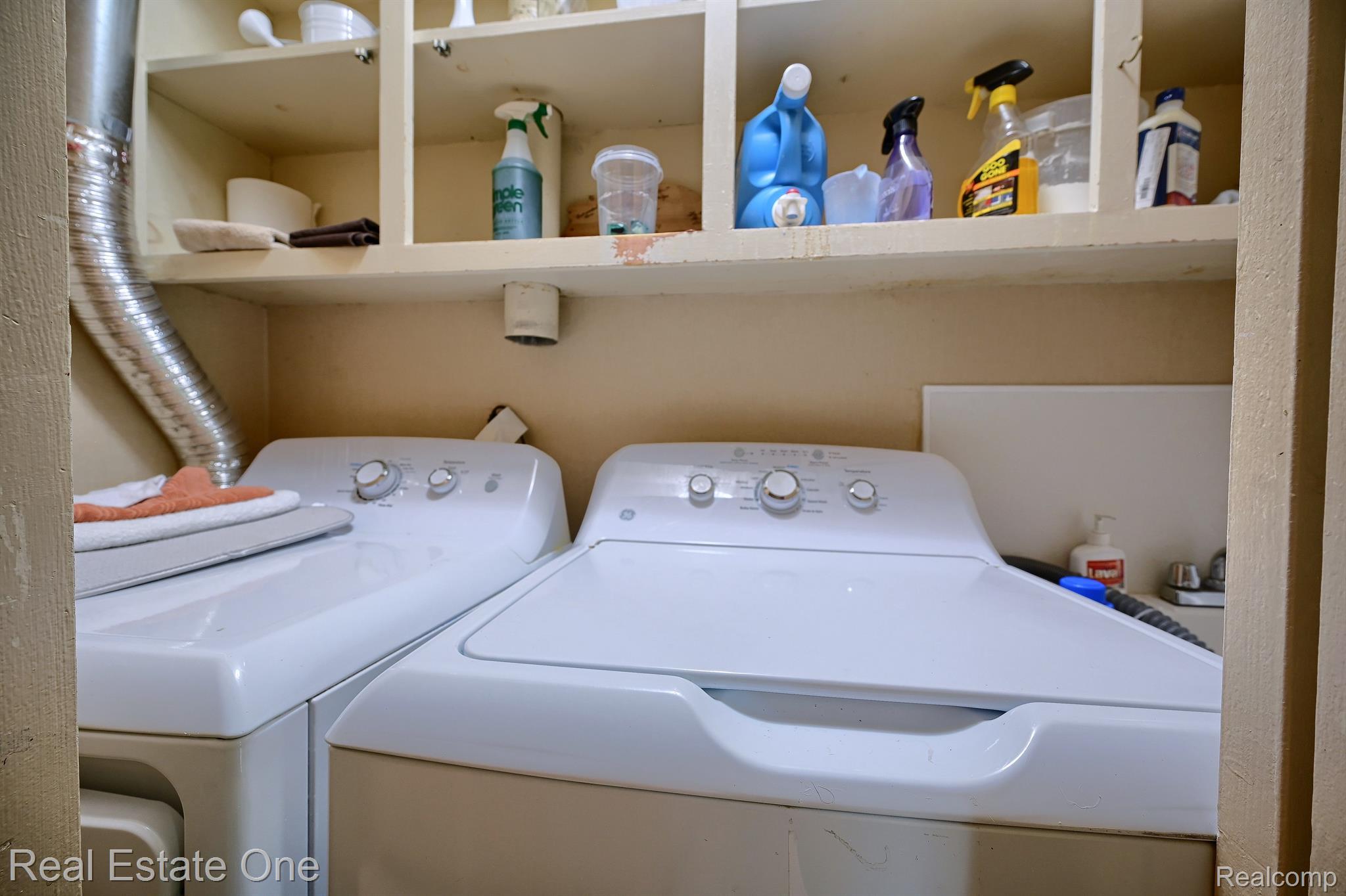 270 Wimberly Drive Rochester, MI 48306 - Photo 10 of 22 LAUNDRY RM WITH BUILT I