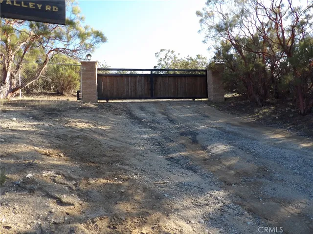 a view of a house with backyard and trees