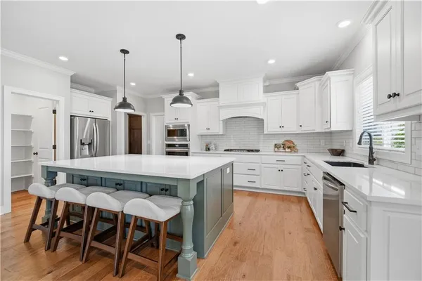 $750,000 | 318 Northwest Ambersham Drive, Lee's Summit, MO 64081