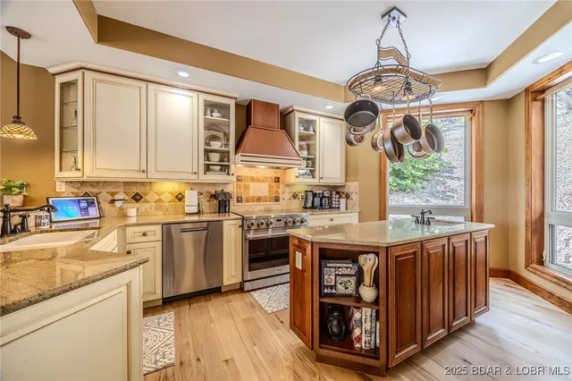 $2,199,900 | 196 Sylvan Hills Road, Linn Creek, MO 65052