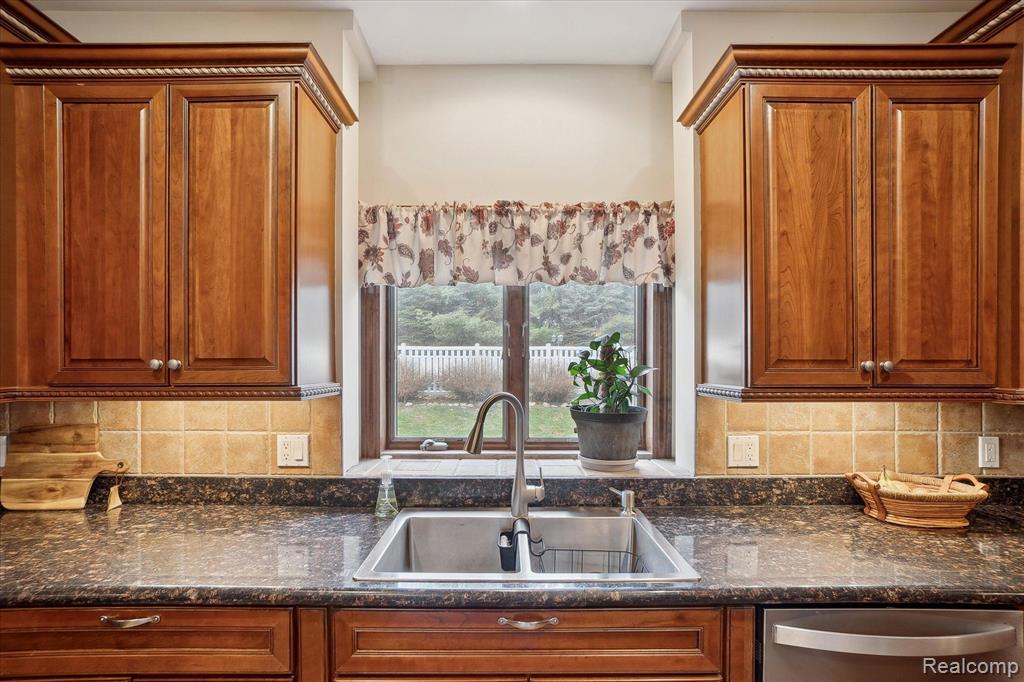 5167 Hunters Ridge Holly, MI 48442 - Photo 18 of 63