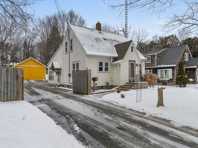 $330,000 | 415 South Neenah Avenue, Sturgeon Bay, WI 54235