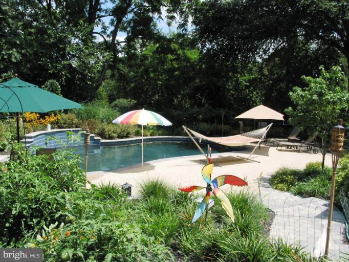 8049 Long Hill Road Pasadena, MD 21122 - Photo 5 of 28 Pool