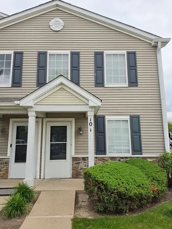 $1,950 | 101 Silverstone Drive, Unit 101, Carpentersville, IL 60110