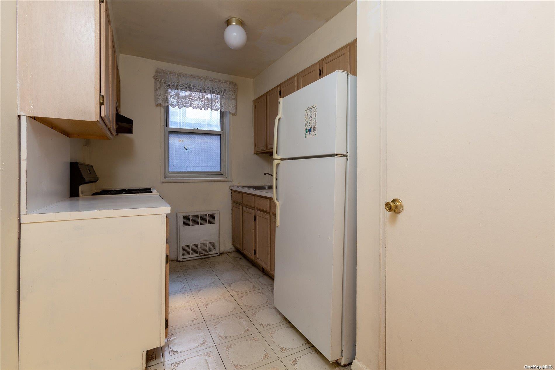 41-07 Bowne Street, Unit 3K Queens, NY 11355 - Photo 9 of 17 a utility room with dryer and washer