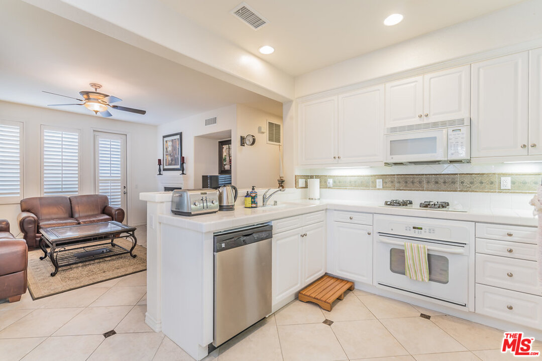 22 Conservatory Drive Ladera Ranch, CA 92694 - Photo 15 of 32