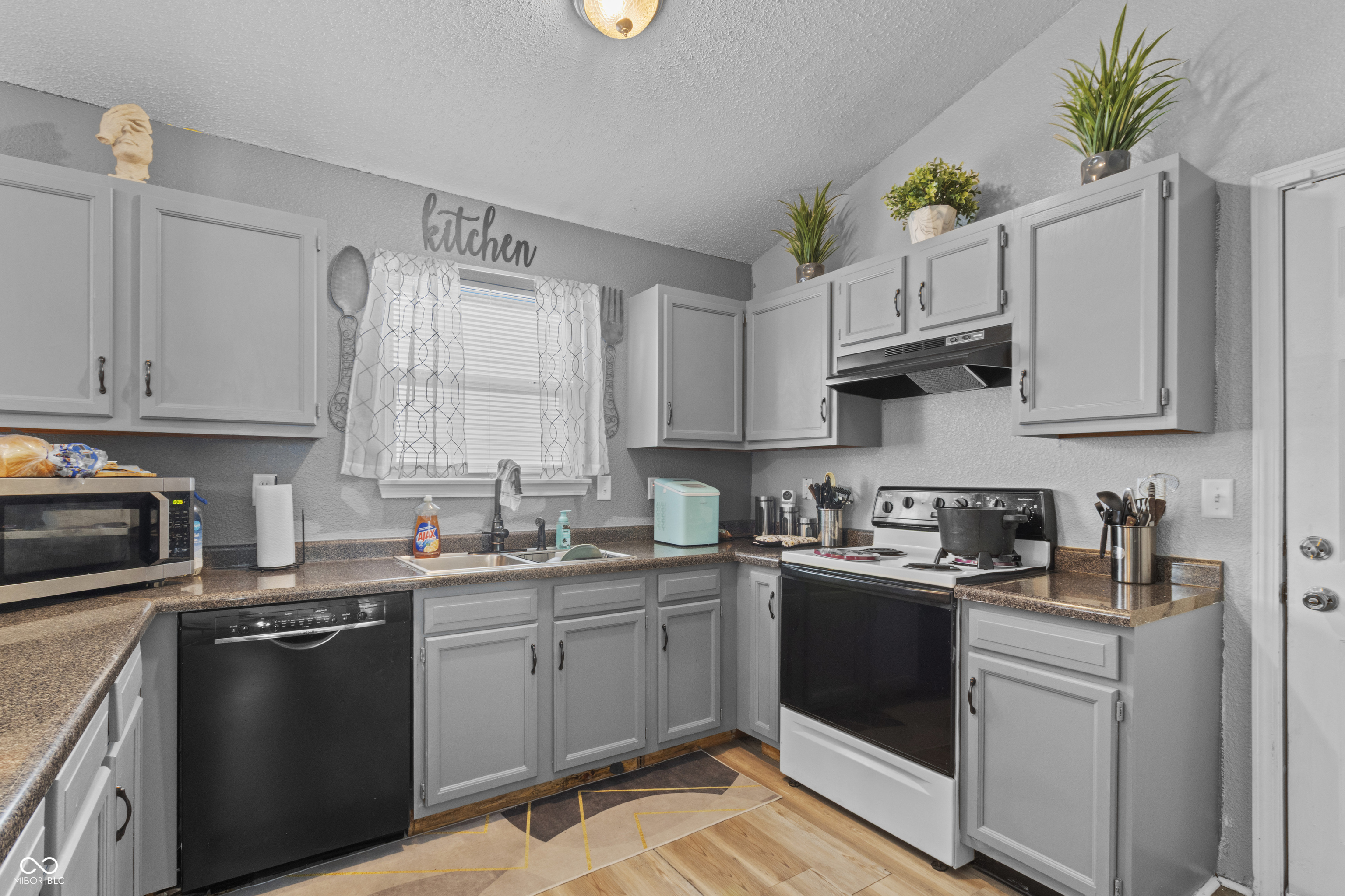 2611 Santaro Court Indianapolis, IN 46217 - Photo 5 of 20