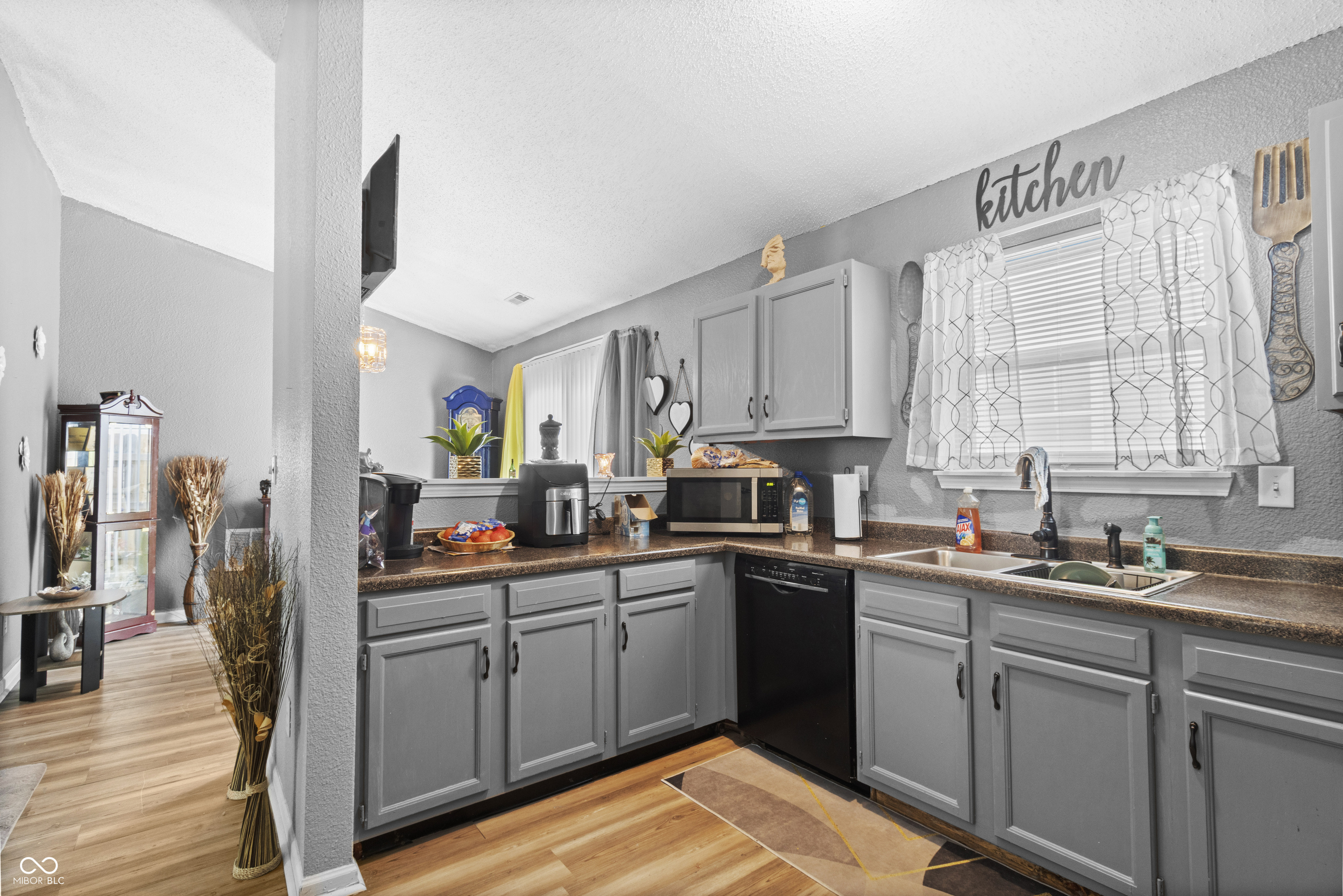 2611 Santaro Court Indianapolis, IN 46217 - Photo 6 of 20