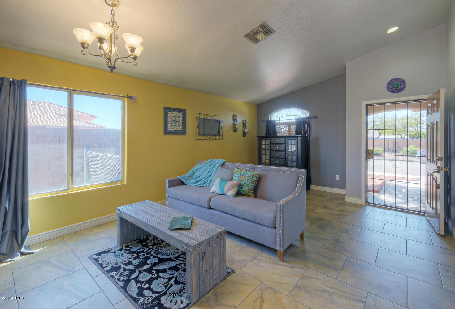 4046 West Cactus Road Phoenix, AZ 85029 - Photo 3 of 18 Living Room