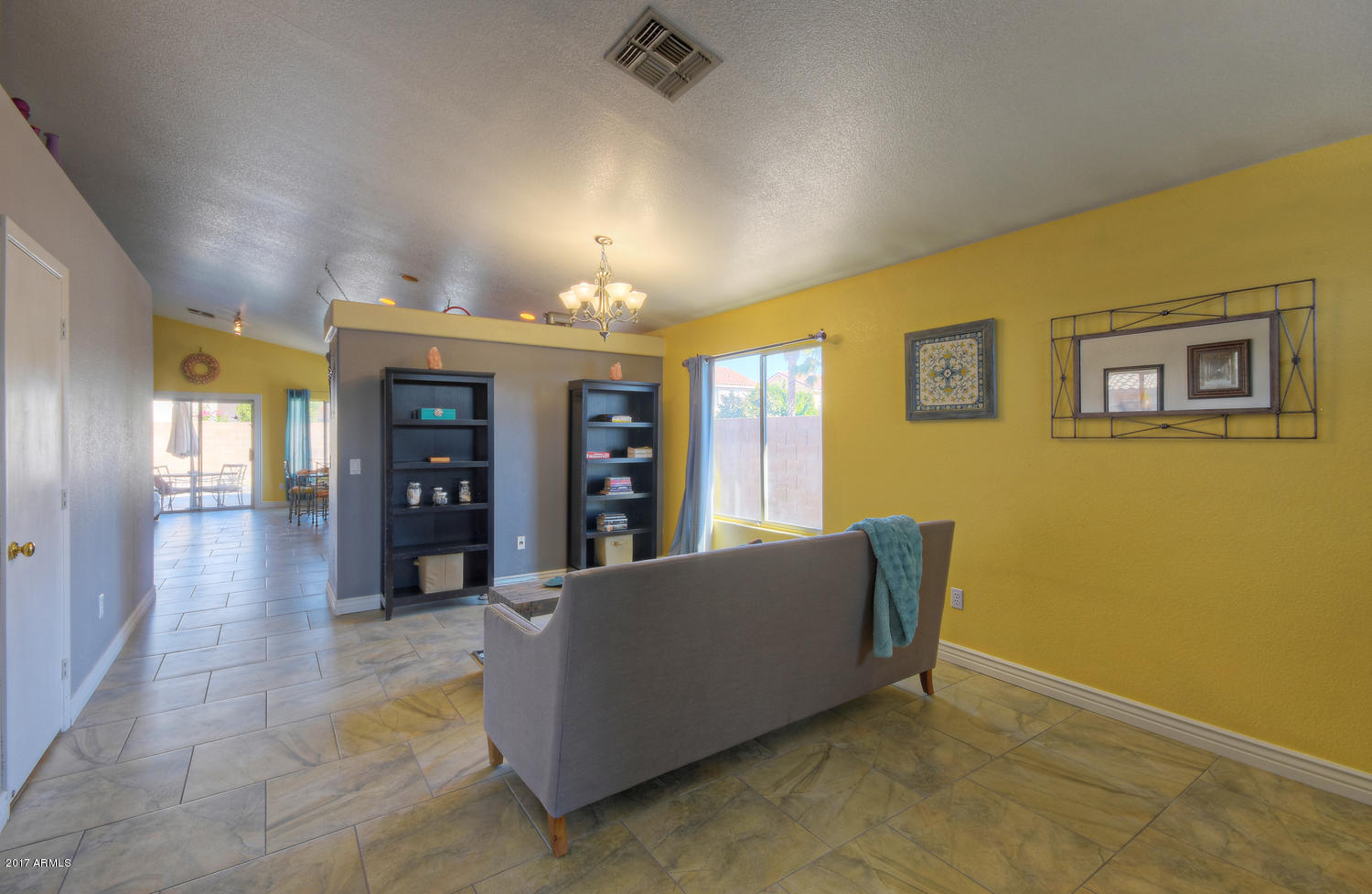 4046 West Cactus Road Phoenix, AZ 85029 - Photo 4 of 18 Vaulted Ceiling